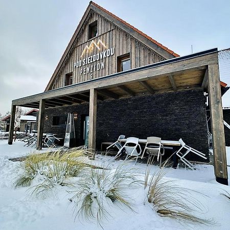 Penzion A Restaurace Pod Sjezdovkou Ченковице Екстериор снимка